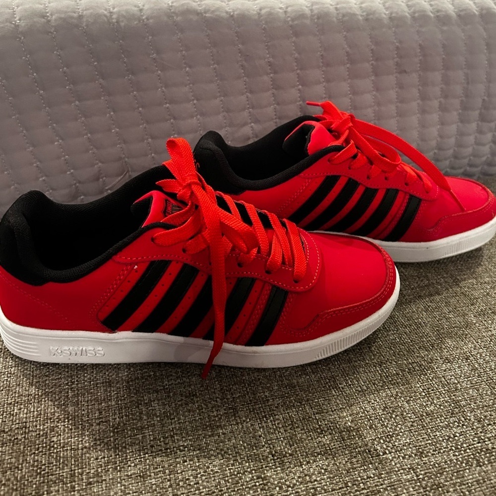 K-Swiss Youth - 5.5 / Women’s 7 -
Red Sneakers